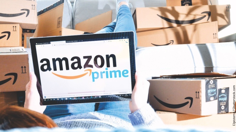 Uomo sul divano con pacchi amazon prime